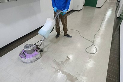フロアのワックスがけ