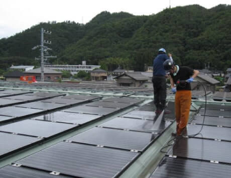 太陽光パネル洗浄のスタッフ写真